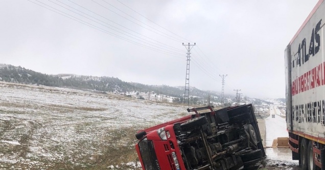 Karaman’da devrilen kamyonetin sürücüsü yara almadan kurtuldu
