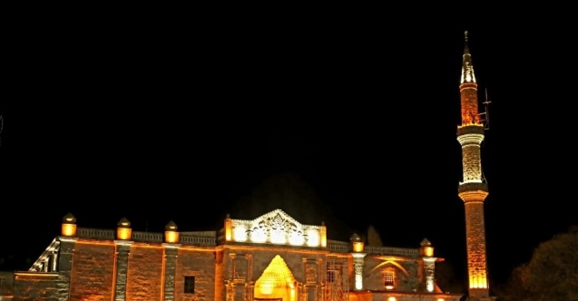Aksaray’da tarihi Ulu Cami’de yapılan ışıklandırma çalışmaları tamamlandı