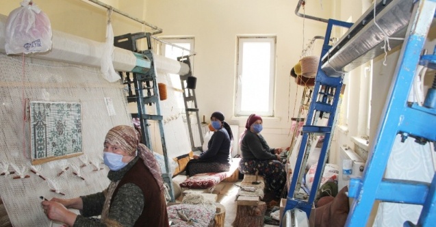 Isparta’da kadınlar halı dokuma ve dekoratif örtü dikiminin inceliklerini öğreniyor