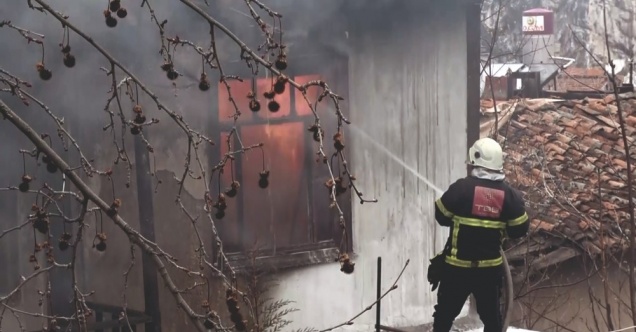 Amasya’da 2 katlı ahşap ev alevlere teslim oldu