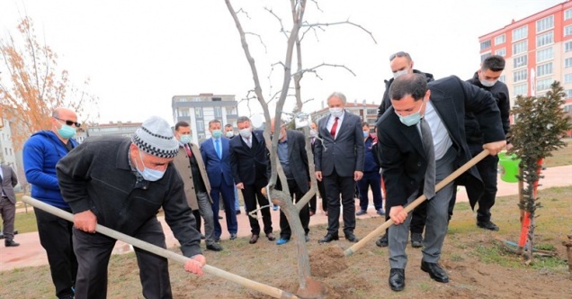 Vali Masatlı, huzurevi sakinleriyle fidan dikti