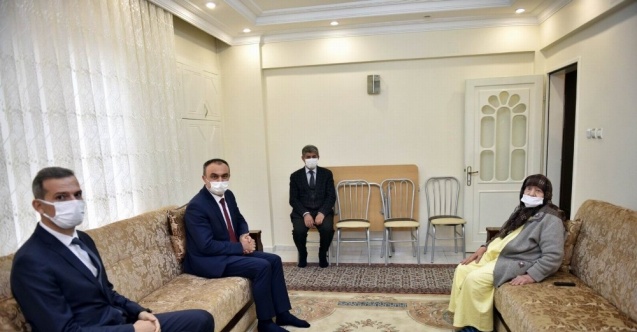 Vali Soytürk en yaşlı bayan çiftçi ile bir araya geldi