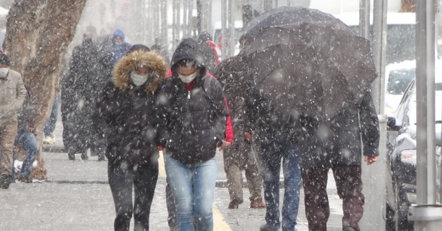 Muş’ta kar yağışı kenti beyaza bürüdü