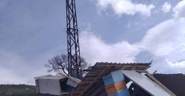 Bingöl’de fırtına arıcı kulübelerine zarar verdi