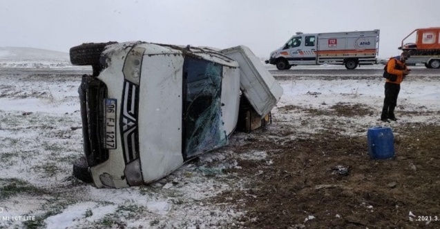 Kamyonet devrildi: 2 yaralı