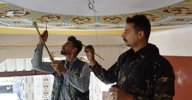 Konyalı nakkaş Ahmet Yesevi Camisini nakşediyor