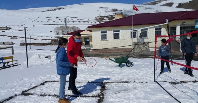Çocuklar "Orda Bir Köy Var Uzakta" projesiyle ilk kez badminton ile tanıştı