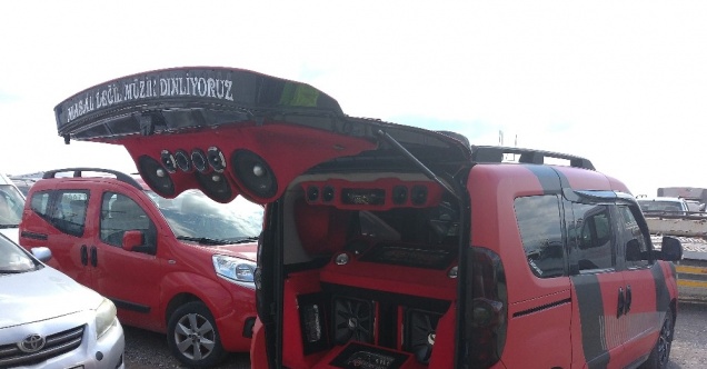 Denetlemeye takılan aracın ses sistemi polisi şaşkına çevirdi