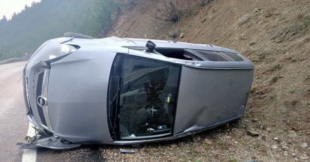 Yoldan çıkan otomobil devrildi