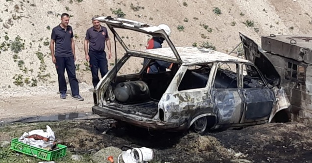 Kaza yapan otomobil yanarak küle döndü