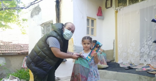 Engelli genç 160 çocuğu sevindirdi