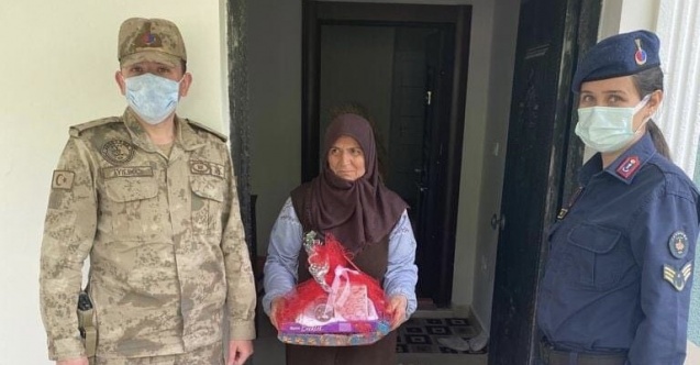 Jandarma anneler gününde şehit annelerini unutmadı