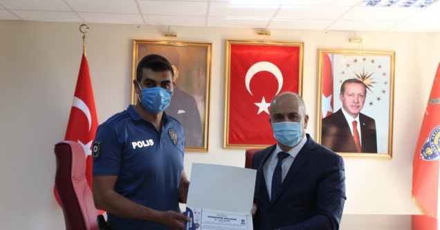 Cüzdanını düşüren ailenin alışverişini polis yaptı