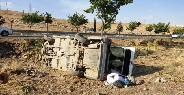 Devrilen otomobildeki 3 kişi yaralandı