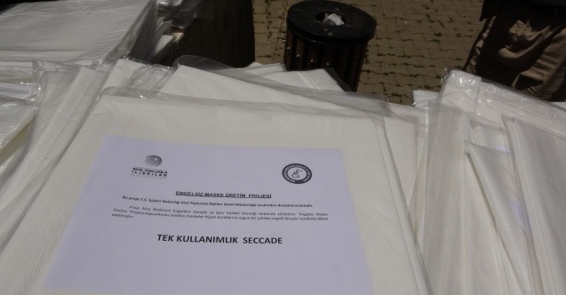 Engelli bireylerin ürettiği maske ve seccadeler cami cemaatine dağıtıldı