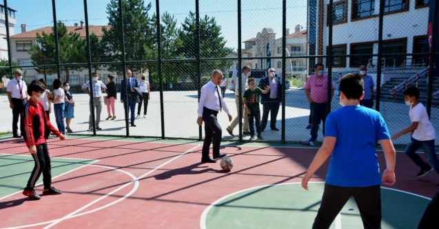 İl Milli Eğitim Müdürü öğrencilerle futbol oynadı
