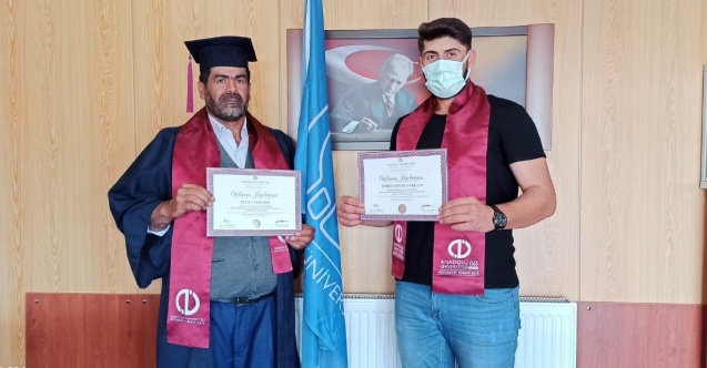 Baba oğul üniversiteden birlikte mezun oldu