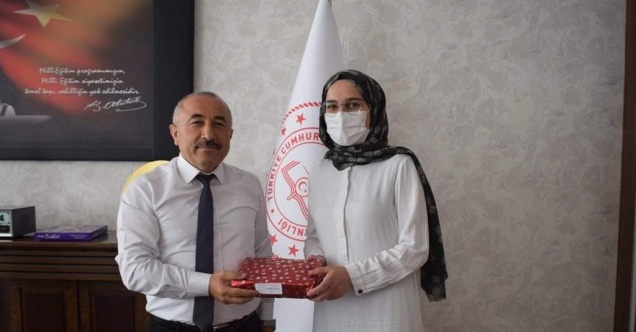 Milli Eğitim müdürü’nden başarılı öğrencilere ödül