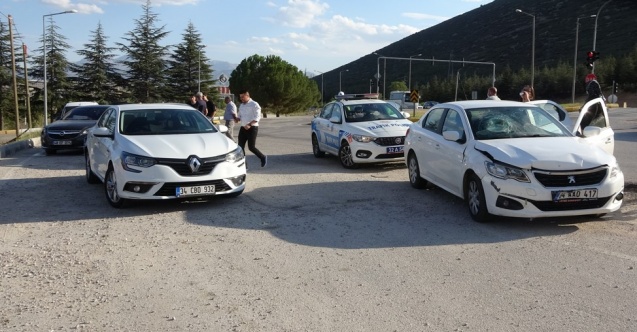 Isparta’da 4 araç birbirine girdi