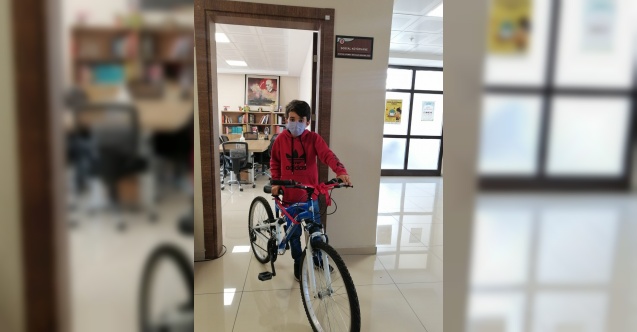 Kitap okuyan çocuklar bisikletle ödüllendirildi