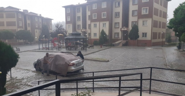 Çorum’da dolu yağdı, araçları böyle korudular
