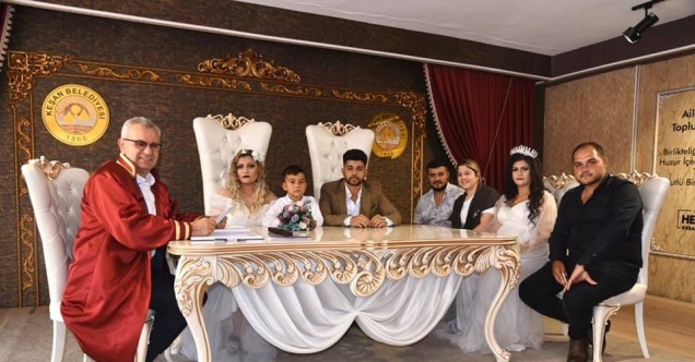 5 dakika arayla evlenen kuzenler birbirlerine nikah şahidi oldu