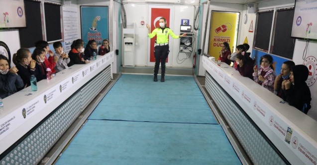 Çocuklara mobil tırda trafik eğitimi