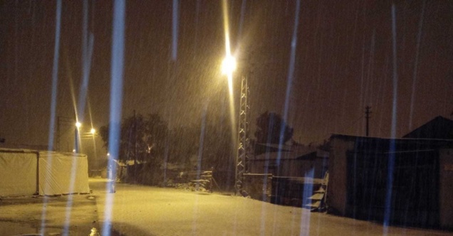 Göle ilçe merkezine kar yağdı