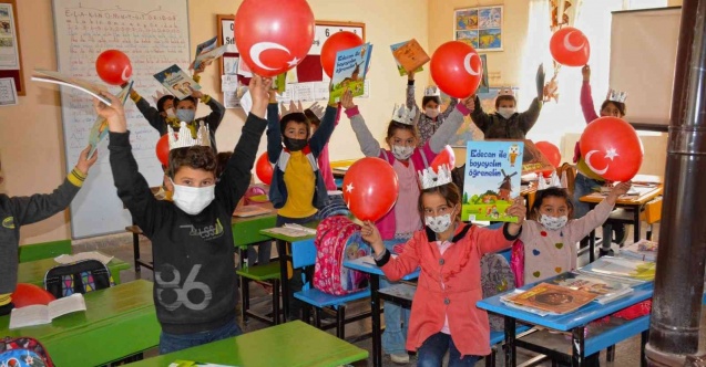 Gezici Kütüphane öğrencilerle buluştu