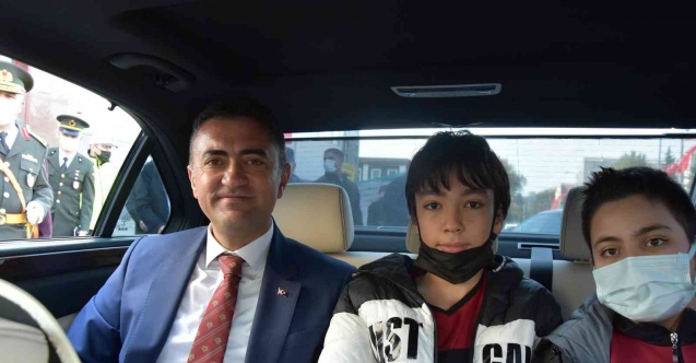 Öğrenciler, valilinin makam aracıyla şehir turu attı