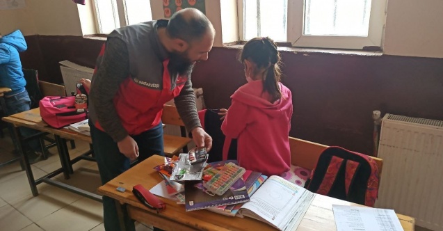 Ağrı’da 130 öğrenciye çanta ve kırtasiye malzemesi dağıtıldı
