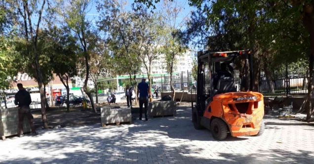 Bağlar’daki okul yollarına kilitli parke taşı döşendi