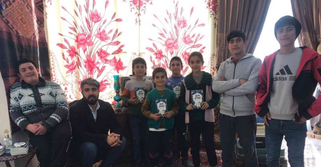 Fotoğraf sanatçısı, hem köy çocuklarına hem mahalle çocuklarına ücretsiz hizmet veriyor