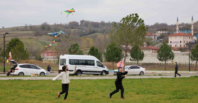 Çocuklar “Uçurtma Şenliği”nde doyasıya eğlendi
