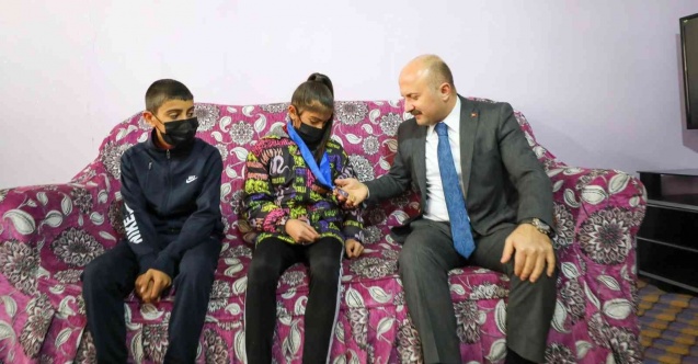 Ağrı Valisi Varol, milli güreşçi Birgül Şimşek’i evinde ziyaret etti