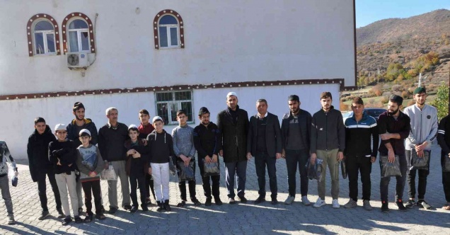 Şehit ailesi ihtiyaç sahibi 500 kişiye kışlık kıyafet dağıttı