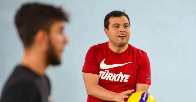 Başkan Çakın, gençlere sürpriz yaparak voleybol maçına katıldı