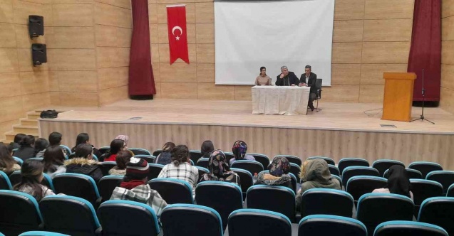 Üniversite öğrencileri kurslar hakkında bilgilendirildi