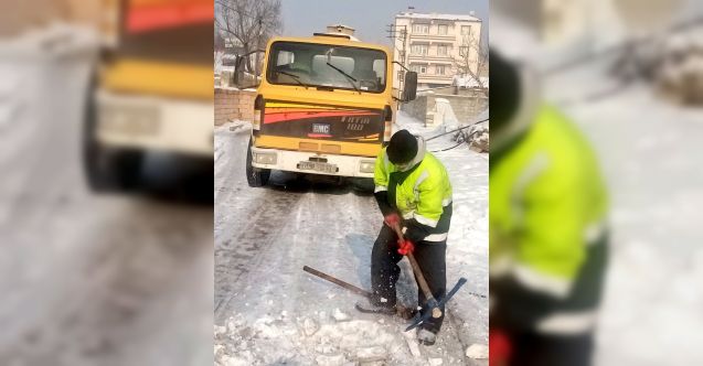 Ağrı Belediyesi eksi 27 derecede çalışmalarını sürdürüyor
