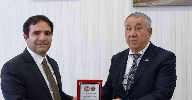 Ünsal’dan Dekan Güngör’e plaket