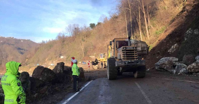 Heyelan nedeniyle kapanan yol ulaşıma açıldı