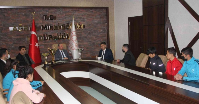 Ağrı Milli Eğitim Müdürü Kökrek, çeşitli yarışmalarda başarılı olan öğrencilerle bir araya geldi