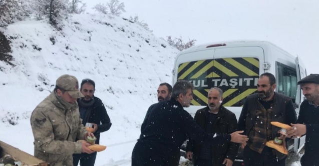 Jandarma karda mahsur kalan 1’i bebek 10 kişiyi kurtardı