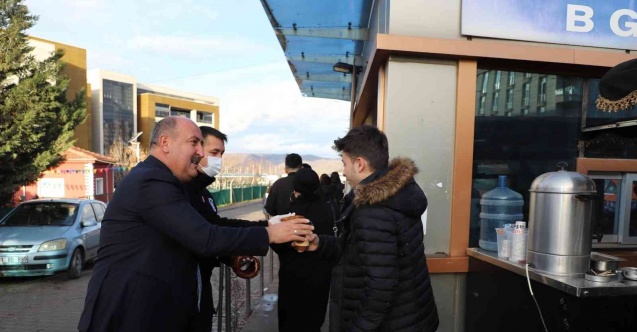 Üniversite öğrencilerine çorba ve simit ikramı