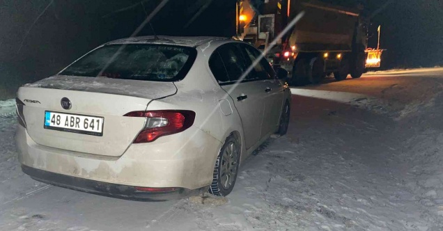 Karla kaplı yolda mahsur kalan 4 kişilik aile jandarma tarafından kurtarıldı