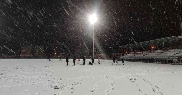 Silopi’de kar yağınca vatandaşlar ilçe stadının yolunu tuttu