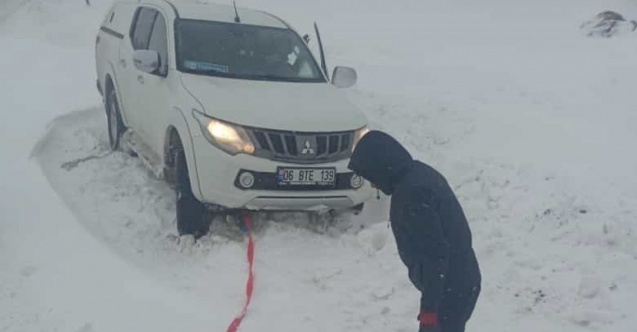 Karda mahsur kalan sürücülerin imdadına Bağlar Belediyesi yetişti