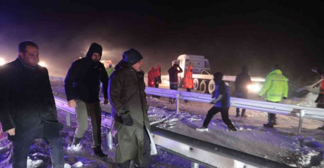 Karda mahsur kalanların imdadına belediye ekipleri yetişti