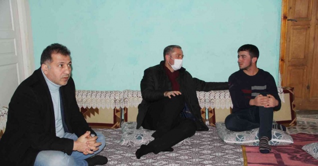 Ağrı Milli Eğitim Müdürü Kökrek, başarılı öğrenciyi evinde ziyaret etti