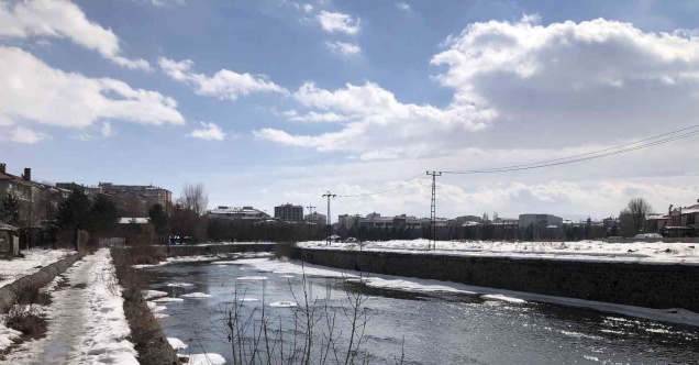 Kars Çayı’nın buzları çözülmeye başladı